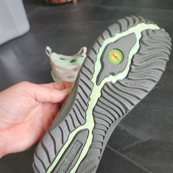 Jambu Cream Flats with Elastic Straps and Rubber Soles - Picture 4 of 4